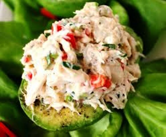 11. Aguacate relleno con pollo